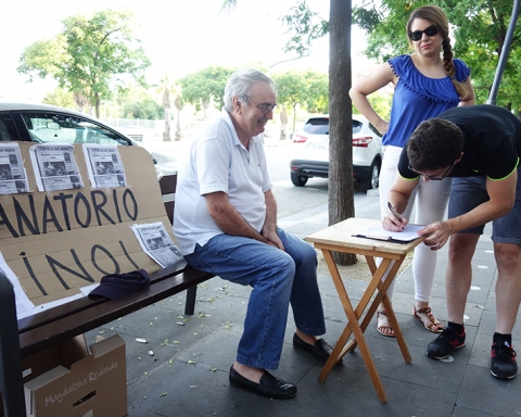 Veïns recullen signatures contra el tanatori de Casernes / DGM